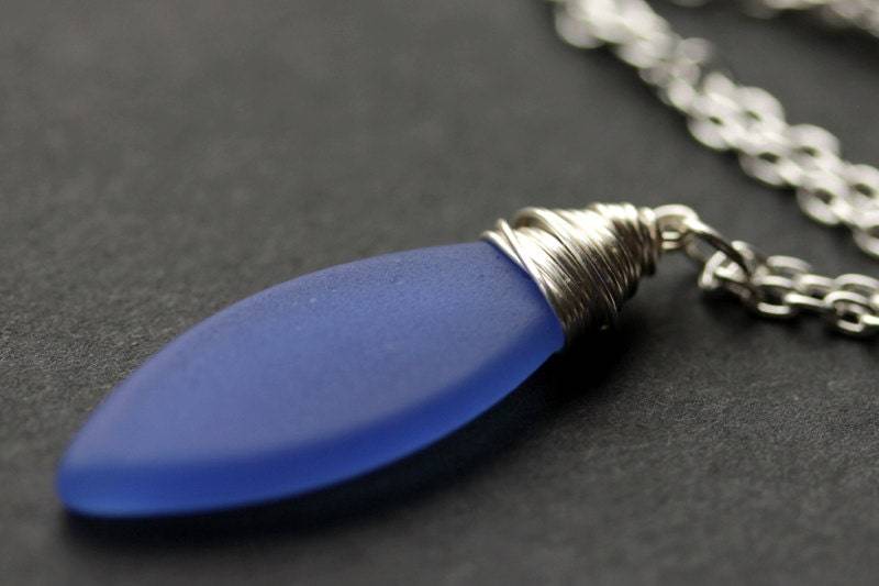 Saphir Seaglass Halskette. Blaue Frosted Glas Marquis Halskette in Silber. Handmade Schmuck von TheTeardropShop