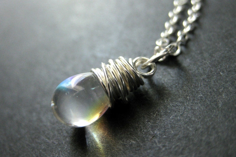 Schillernde Klare Teardrop Halskette in Silber. Brautjungfer Schmuck. Draht Gewickelt Anhänger. Handgemachte Halskette von TheTeardropShop