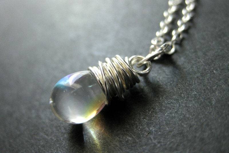Schillernde Klare Teardrop Halskette in Silber. Brautjungfer Schmuck. Draht Gewickelt Anhänger. Handgemachte Halskette von TheTeardropShop