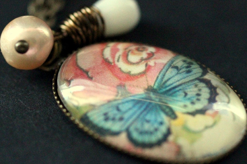 Schmetterling Halskette. Aquablauer Mit Korallentropfen Und Perle. Charm Tragbare Schmuckkunst. Handmade Schmuck von TheTeardropShop