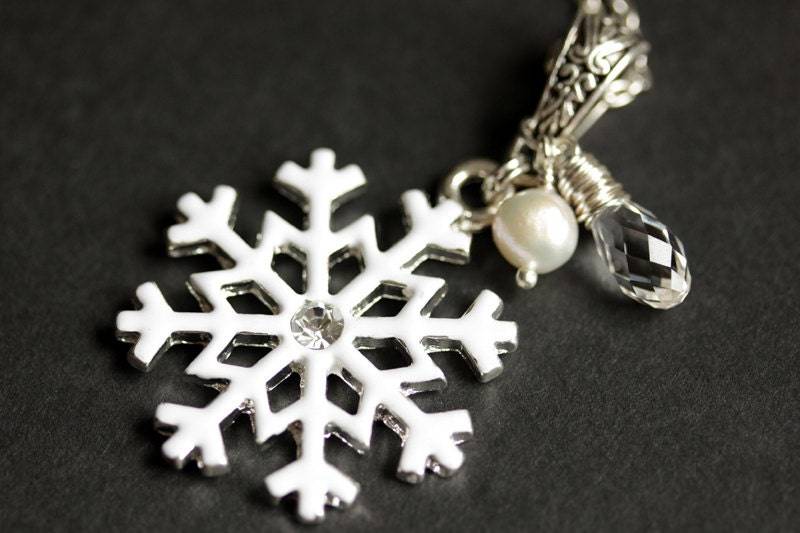 Schneeflocke Anhänger. Weiße Schneeflocken-Halskette Mit Kristalltropfen Und Perle. Kristallhalskette. Halskette. Handgemachte Schneeflocken Schmuck von TheTeardropShop