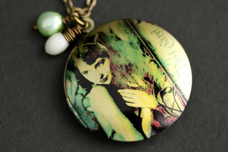 Schüchternes Mädchen Locket Halskette. Schüchterne Halskette Mit Weißer Koralle, Tropfen Und Süsswasserperle. Aqua Grün Bronze-Medaillon von TheTeardropShop