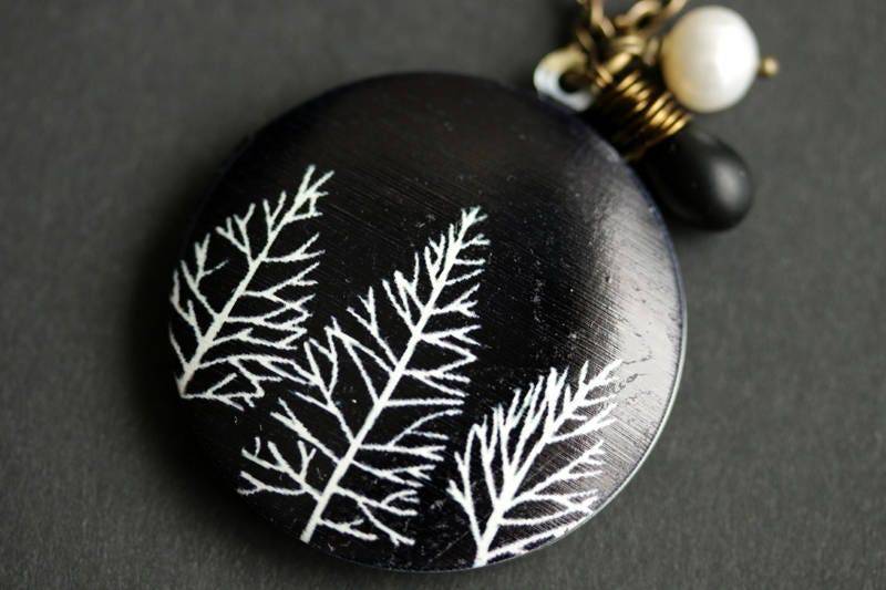 Schwarz Und Weiß Baum Locket Halskette. Forest Halskette Mit Schwarzem Tropfen Süsswasserperle. Bronze-Medaillon von TheTeardropShop