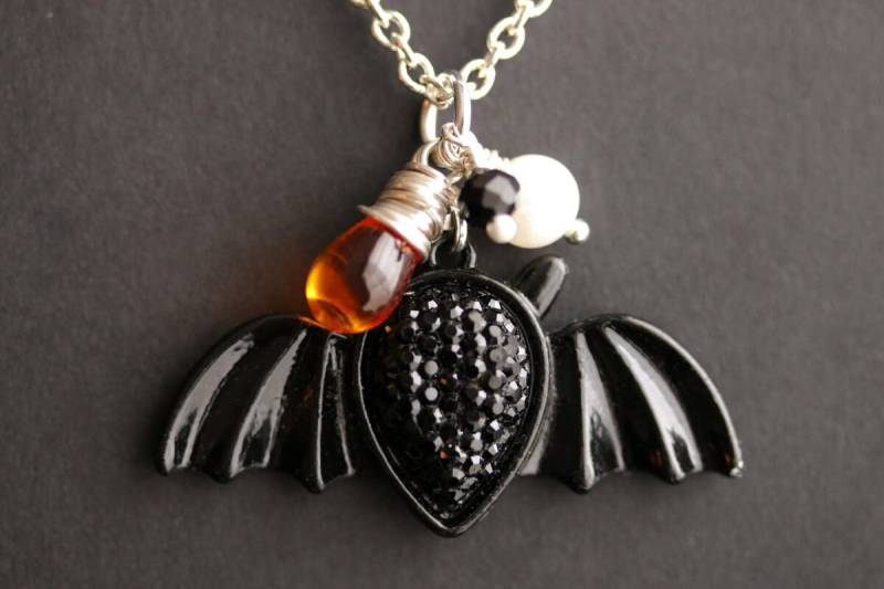 Schwarze Fledermaus Halskette. Gruselige Gothic Halloween-Halskette. Bettelkette Mit Glastropfen Und Süßwasserperle von TheTeardropShop