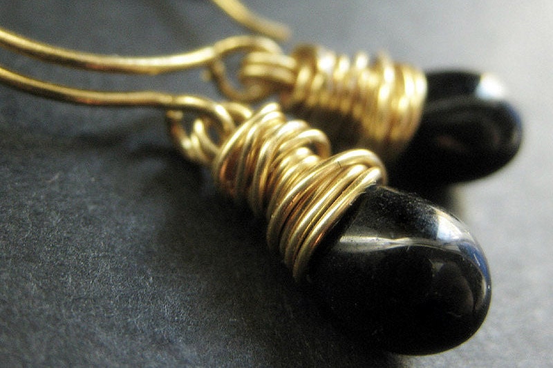 Schwarze Ohrringe - Teardrop Wire Wrapped in Gold. Handmade Schmuck von TheTeardropShop