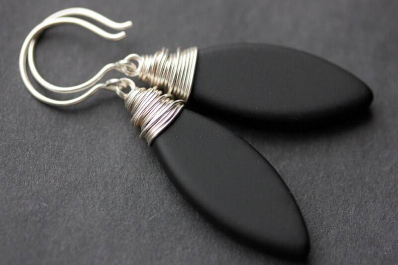 Schwarze Seaglass Ohrringe. Marquis Style Gefrostete Draht Gewickelt Handmade Schmuck von TheTeardropShop