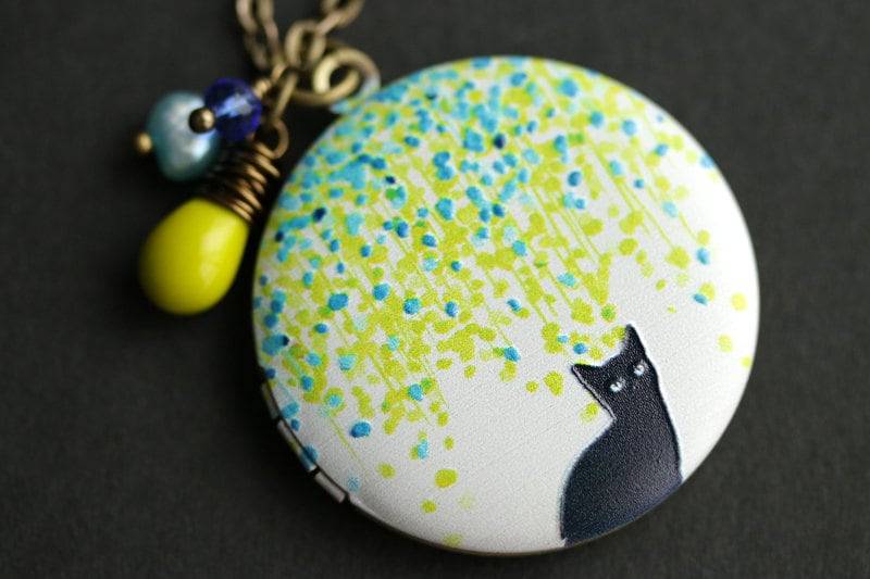 Schwarzes Kätzchen Medaillon Halskette. Spring Colors Katzen Halskette Mit Chartreuse Träne, Aqua Süßwasserperle Und Kobalt Blauer Kristall von TheTeardropShop