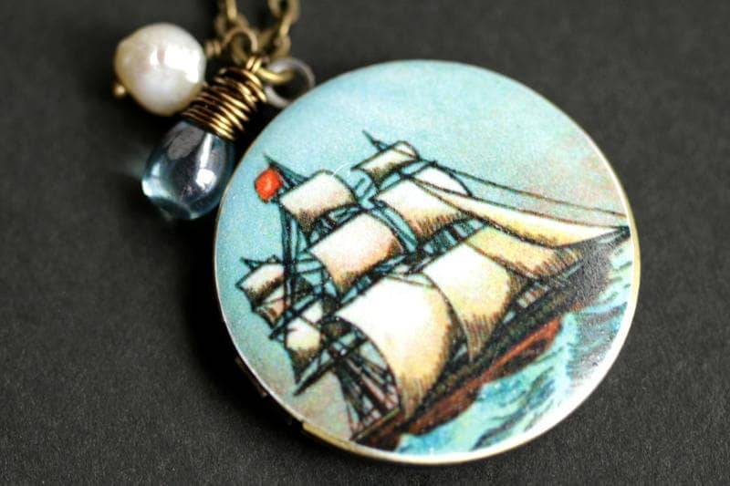 Segeln Schiff Medaillon Halskette. Seven Seas Halskette Mit Blauer Träne Und Süßwasserperlenanhänger. Bronze-Medaillon. Maritime von TheTeardropShop