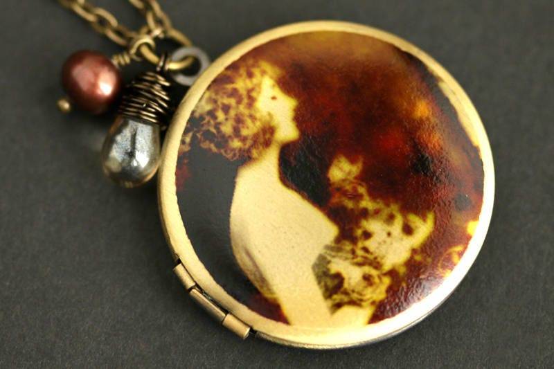Sepia Foto Locket Halskette. Vinrage Damen Halskette Mit Glastropfen Und Braunen Perlenanhänger. Braune Bronze-Medaillon von TheTeardropShop
