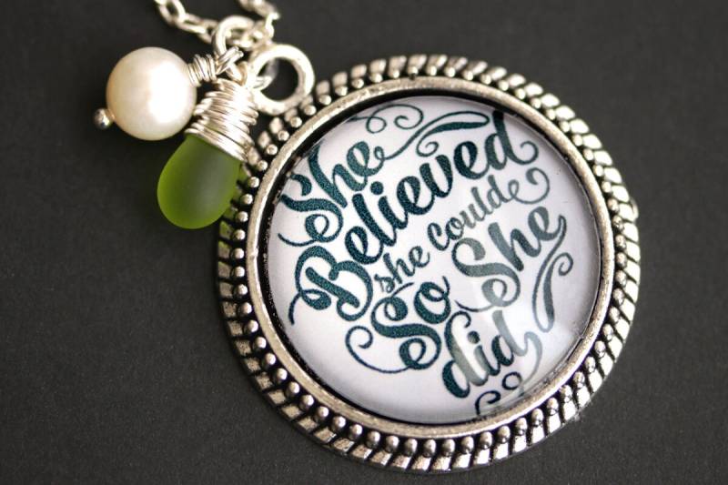 Sie Glaubte, Sie Könnte Halskette. Xs Grey Zitat Halskette Mit Glastropfen Und Süßwasserperle. Entschlossenheit Handmade Schmuck von TheTeardropShop