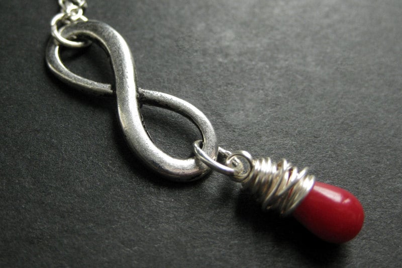 Silber Infinity Halskette. Rote Koralle Teardrop Halskette Wire Wrapped in Silber. Handmade Schmuck von TheTeardropShop