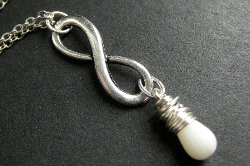 Silber Infinity Halskette. Weisse Koralle Teardrop Halskette Wire Wrapped in Silber. Handmade Schmuck von TheTeardropShop