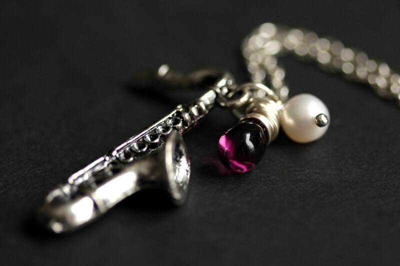 Silber Saxophon Halskette. Musik-Halskette. Musikinstrument Anhänger Halskette Mit Glastropfen Und Süßwasserperle von TheTeardropShop