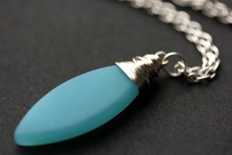 Silber Seeglas Halskette. Aqua Blaue Milchglas Marquis Halskette in Silber. Handmade Schmuck von TheTeardropShop