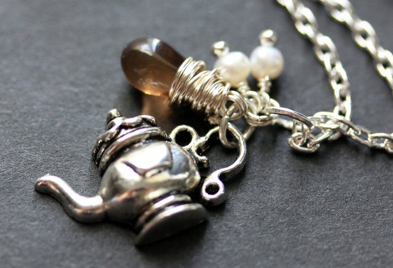 Silber Teekanne Halskette Aus Silber. Anhänger Mit Teebrauner Träne Und Süßwasserperle. Handmade Schmuck von TheTeardropShop