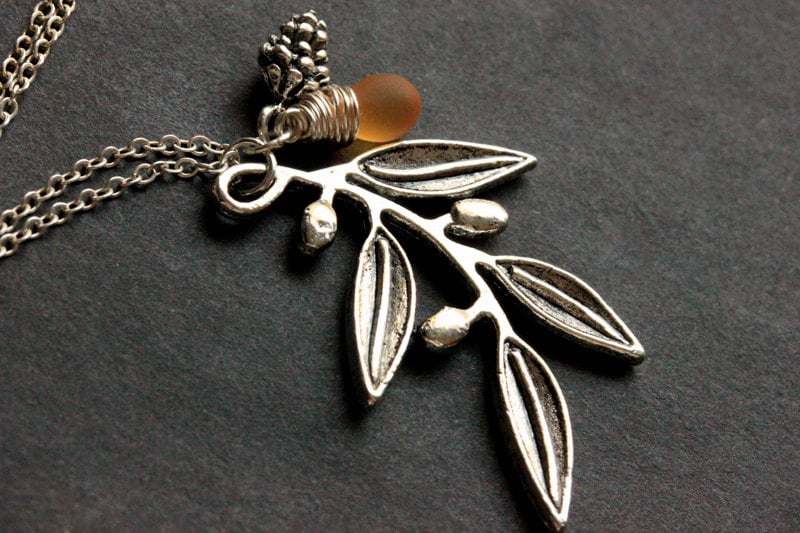 Silber Zweig Halskette. "Oliven Zweig" Charm Mit Glastropfen Und Pine Cone Anhänger." Handmade Schmuck von TheTeardropShop
