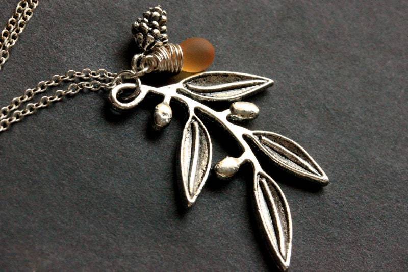 Silber Zweig Halskette. "Oliven Zweig" Charm Mit Glastropfen Und Pine Cone Anhänger." Handmade Schmuck von TheTeardropShop