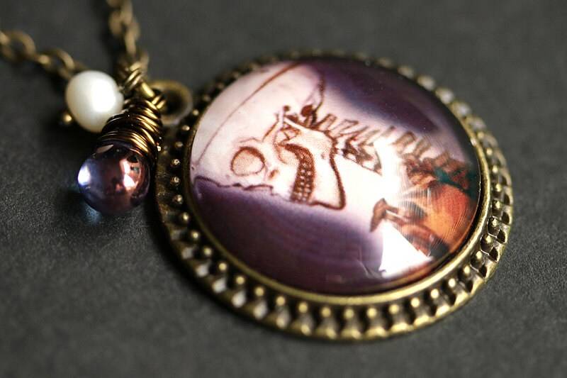 Skelett Halskette. Gothic Anhänger. Gruselige Halloween Halskette Mit Glastropfen Und Süßwasserperle. Bronze Kette von TheTeardropShop