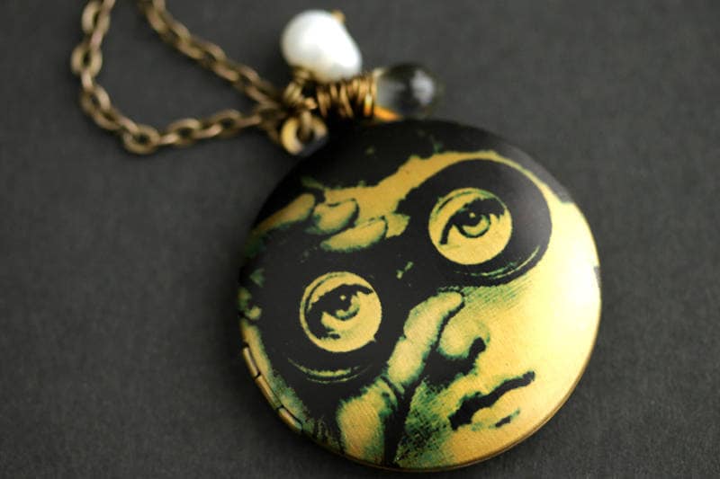 Spion Locket Halskette. Fernglas-Halskette Mit Glastropfen Und Süßwasser-Perle. Feldstecher Bronze-Medaillon von TheTeardropShop