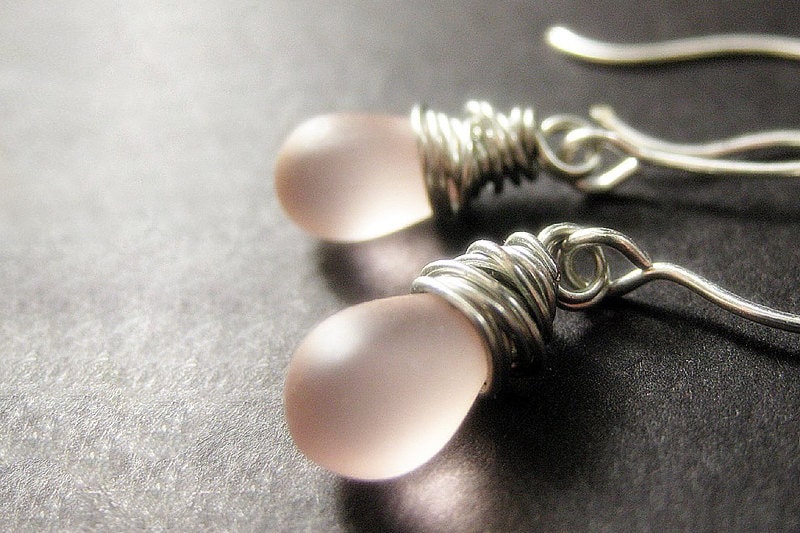 Sterling Silber Ohrringe - Draht Gewickelt Weiche Rosa Frosted Teardrop Sterling Ohrringe. Handmade Schmuck von TheTeardropShop