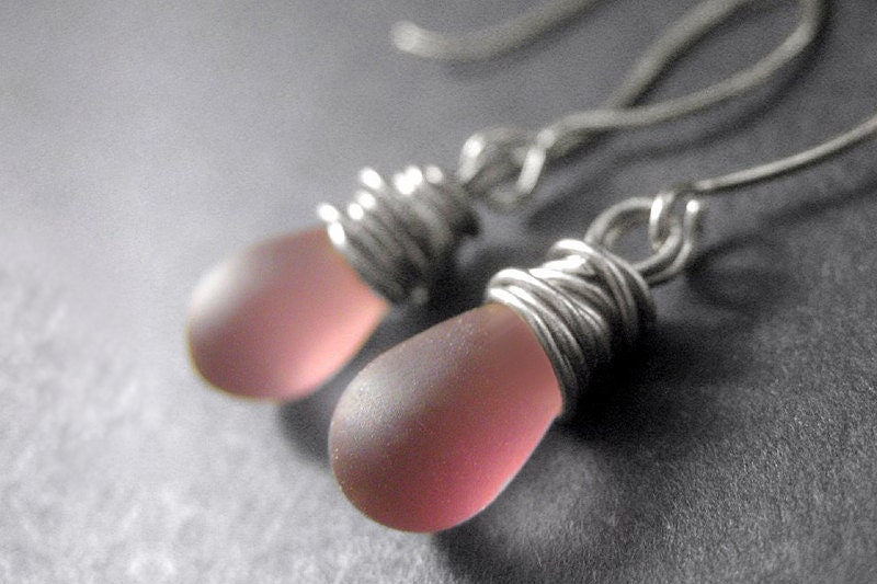Teardrop Ohrringe Draht Gewickelt Frosted Lila Ohrringe in Silber. Handmade Schmuck von TheTeardropShop