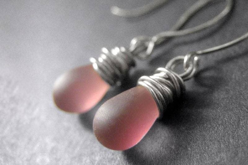 Teardrop Ohrringe Draht Gewickelt Frosted Lila Ohrringe in Silber. Handmade Schmuck von TheTeardropShop