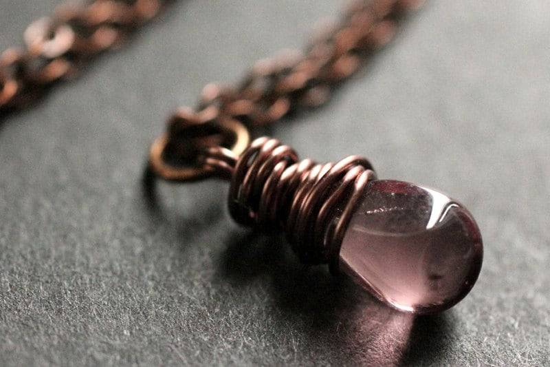 Teardrop Solitaire Halskette in Kupfer. Lila Halskette. Tropfen Brautjungfer Schmuck. Handmade von TheTeardropShop