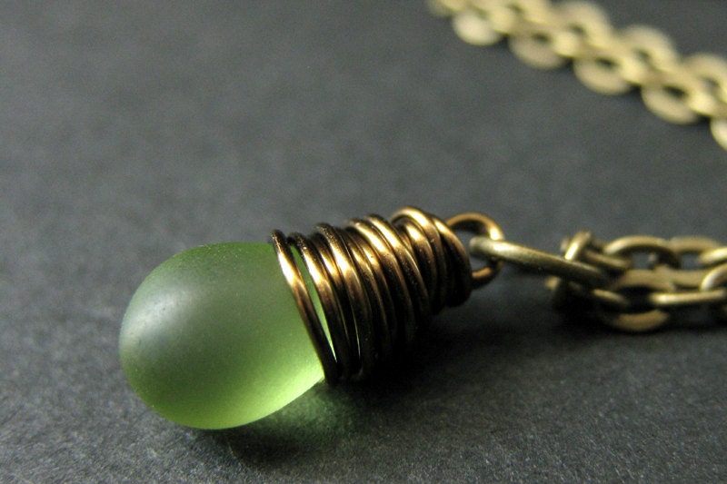 Tropfen Anhänger Halskette. Gefrostete Grüne Teardrop Halskette in Bronze. Brautjungfer Handmade Schmuck von TheTeardropShop