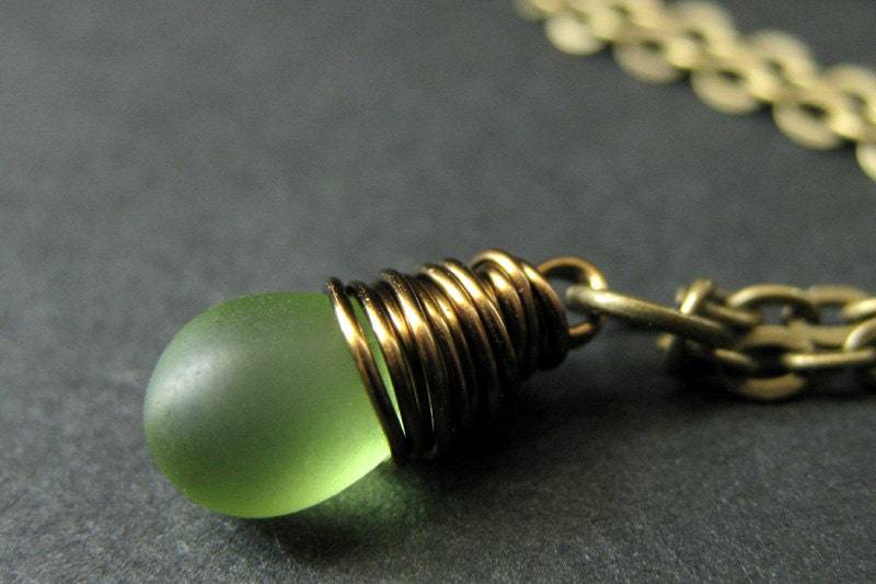 Tropfen Anhänger Halskette. Gefrostete Grüne Teardrop Halskette in Bronze. Brautjungfer Handmade Schmuck von TheTeardropShop