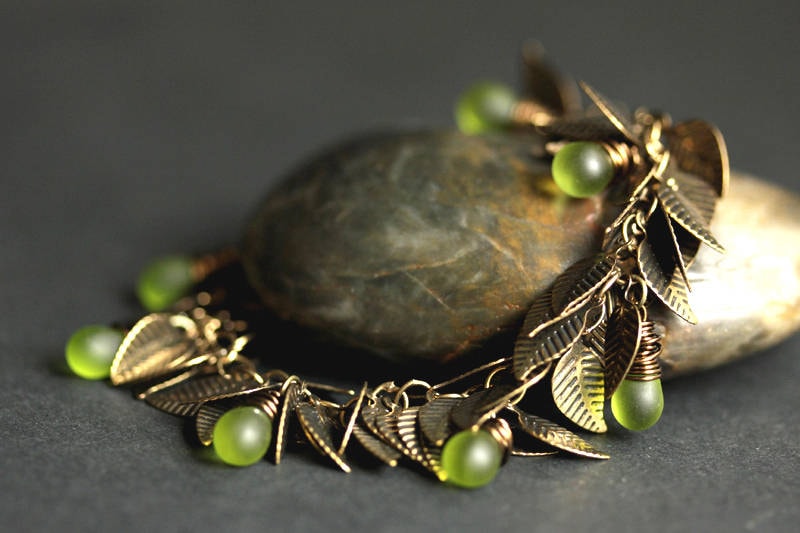 Tropfen Armband. Grünes Blatt Teardrop Bettelarmband. Bronze Cluster Handmade Schmuck von TheTeardropShop