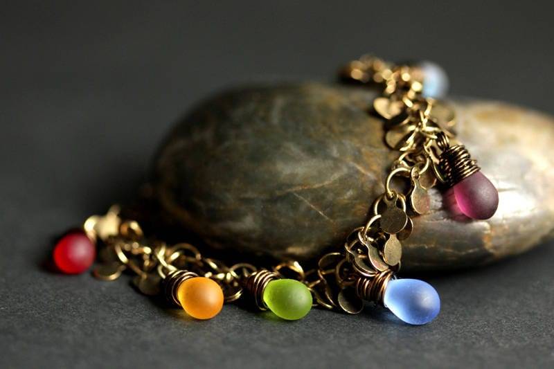 Tropfen Armband. Regenbogen Tropfen-Charm-Armband. Bronze Cluster Handmade Schmuck von TheTeardropShop