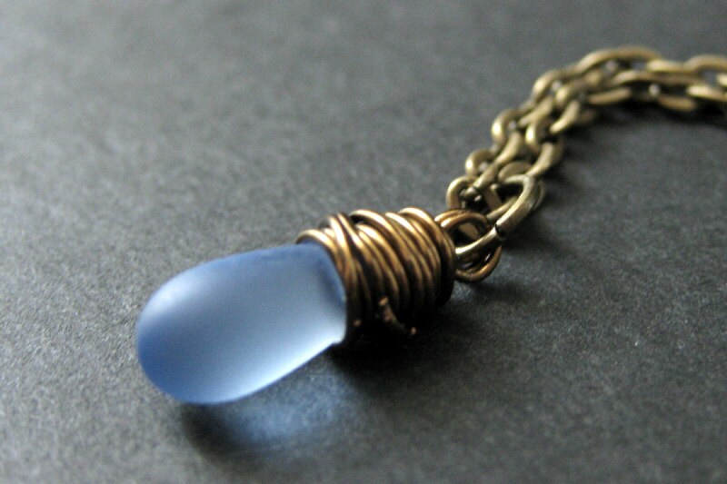 Tropfen Halskette. Baby Blue Frosted Teardrop Halskette in Bronze. Brautjungfer Handmade Schmuck von TheTeardropShop