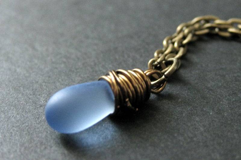 Tropfen Halskette. Baby Blue Frosted Teardrop Halskette in Bronze. Brautjungfer Handmade Schmuck von TheTeardropShop