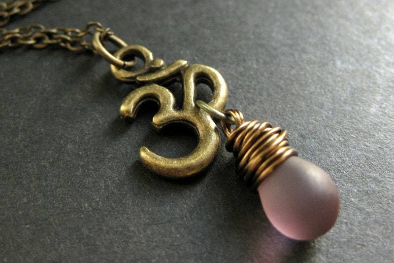 Tropfen Halskette. Om-Halskette. Yogakette in Bronze. Bewölktes Lila Yoga-Schmuck. Handmade Schmuck von TheTeardropShop
