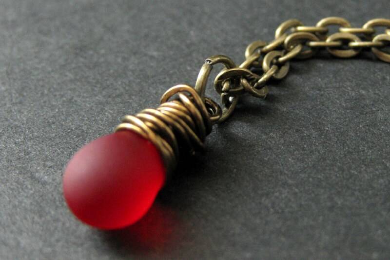 Tropfen Halskette. Tropfenförmiger Roter Tropfenförmiger Anhänger in Bronze. Brautjungfer Handmade Schmuck von TheTeardropShop
