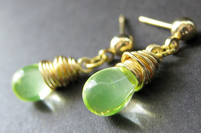 Tropfen Ohrringe Gold Draht Gewickelt Berg Tau Farbige Teardrop Ohrstecker. Handmade Schmuck von TheTeardropShop