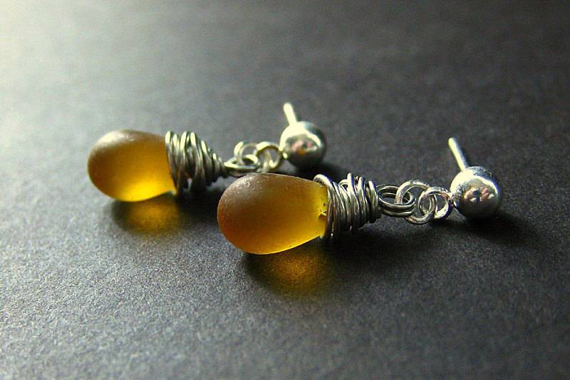 Tropfen Ohrringe in Gefrostetem Honig - Silber Ohrstecker Mit Draht Gewickelt Tröpfchen Aus Glas. Handmade Schmuck von TheTeardropShop