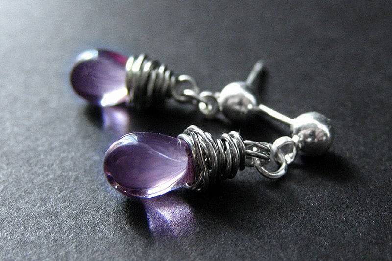 Tropfen Ohrringe in Lila - Silber Ohrstecker Mit Draht Gewickelt Tropfen. Handmade Schmuck von TheTeardropShop
