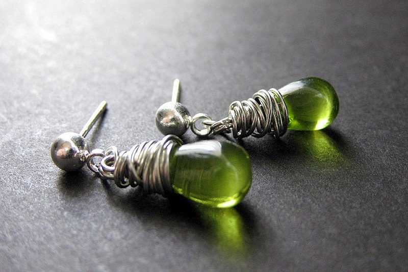 Tropfen Ohrringe in Peridot Grün - Silber Ohrstecker Mit Draht Gewickelt Klar Hängeohrringe. Handmade Schmuck von TheTeardropShop
