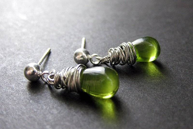 Tropfen Ohrringe in Peridot Grün - Silber Ohrstecker Mit Draht Gewickelt Klar Hängeohrringe. Handmade Schmuck von TheTeardropShop