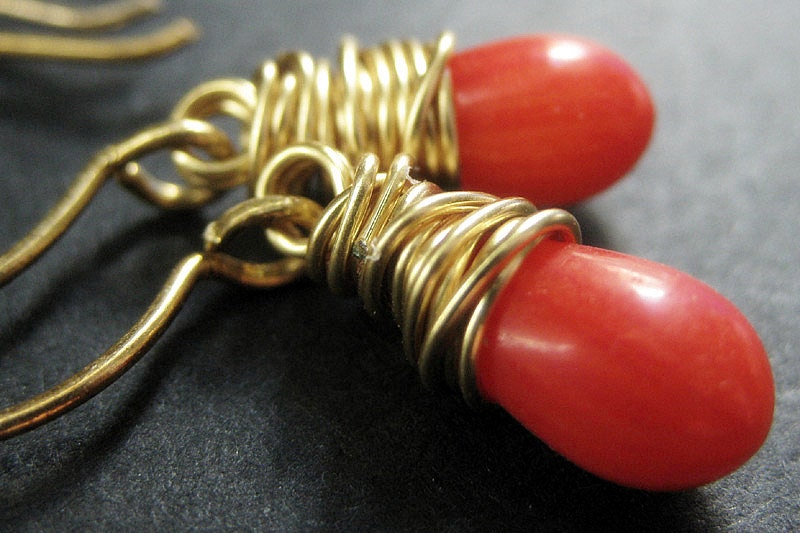 Tropfen Ohrringe. Orange Korallen Draht Gewickelt Ohrringe in Gold. Handmade Schmuck von TheTeardropShop