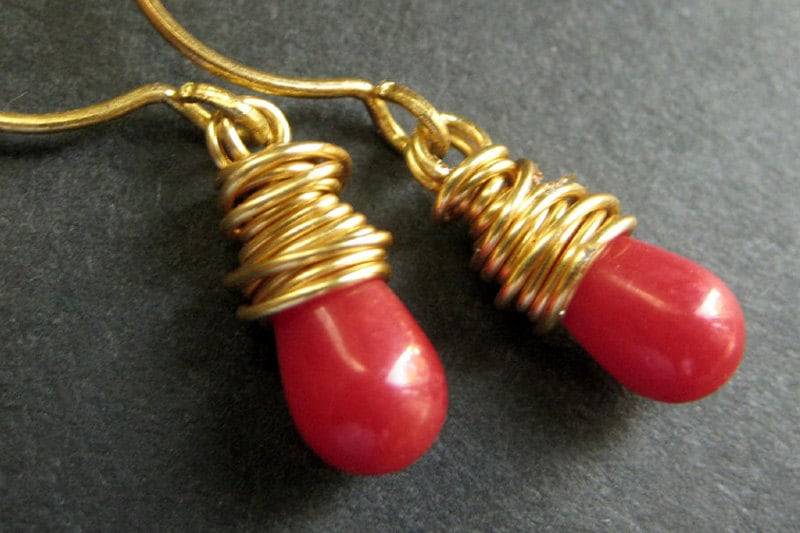 Tropfen Ohrringe. Rote Koralle Rot Draht Gewickelt Ohrringe in Gold. Handmade Schmuck von TheTeardropShop