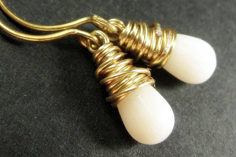 Tropfen Ohrringe. Weiße Korallen Wire Wrapped Ohrringe in Gold. Handmade Schmuck von TheTeardropShop