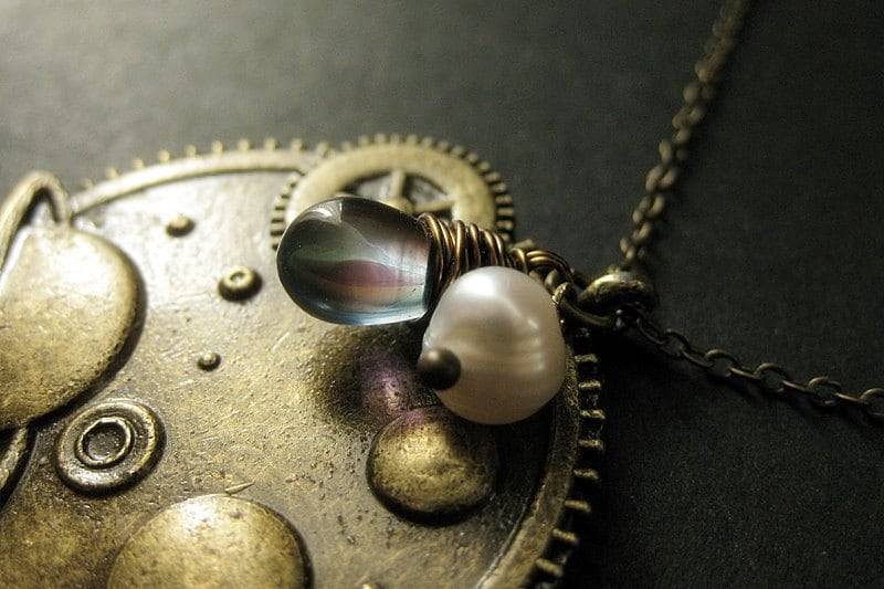 Universum Halskette. Weltraum Galaxy Anhänger in Bronze Mit Träne Und Perle. Handmade Schmuck von TheTeardropShop