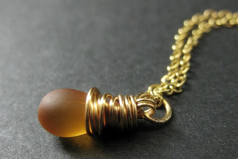 Verschwommener Honig Halskette. Teardrop Anhänger Halskette Wire Wrapped in Gold. Brautjungfer Schmuck. Handgemachte von TheTeardropShop