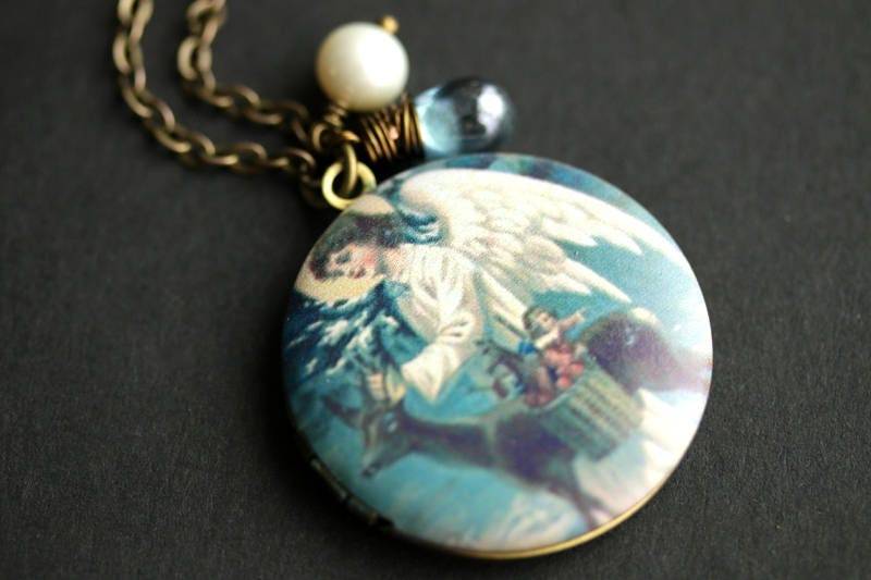 Vintage Engel Medaillon Halskette. Halskette Mit Cadet Blue Träne Und Süßwasser Perle Anhänger. Bronze-Medaillon. Handmade Schmuck von TheTeardropShop