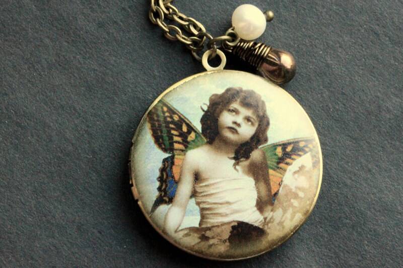 Vintage Print Medaillon Halskette Mit Glastropfen Und Süßwasserperle. Schmetterlings-Mädchen-Halskette. Handmade Schmuck von TheTeardropShop