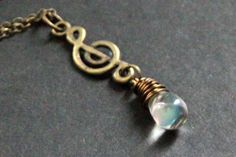 Violinschlüssel Halskette. Klare Teardrop Note Musiker Halskette in Bronze. Handmade Schmuck von TheTeardropShop