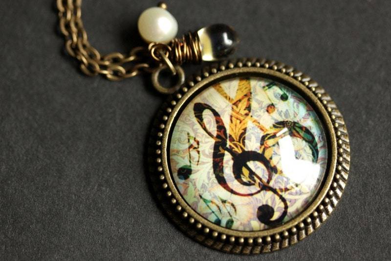 Violinschlüssel Halskette. Musik Anhänger. Musiknote Mit Taupefarbener Träne Und Süßwasserperle. Bronze Kette. Handgemachte von TheTeardropShop