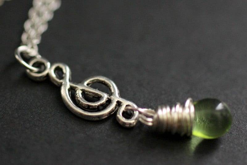 Violinschlüssel Halskette. Musik-Halskette. Grüne Tropfen-Halskette. Note Halskette in Silber. Handmade Schmuck von TheTeardropShop